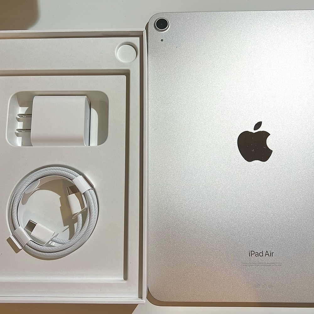 (BEST DEAL) IPAD AIR 5TH GEN 11IN (M1) 256GB STARLIGHT + FREE NEW APPLE CHARGER